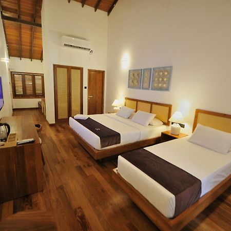 Tantalize Beach Hikkaduwa Bagian luar foto