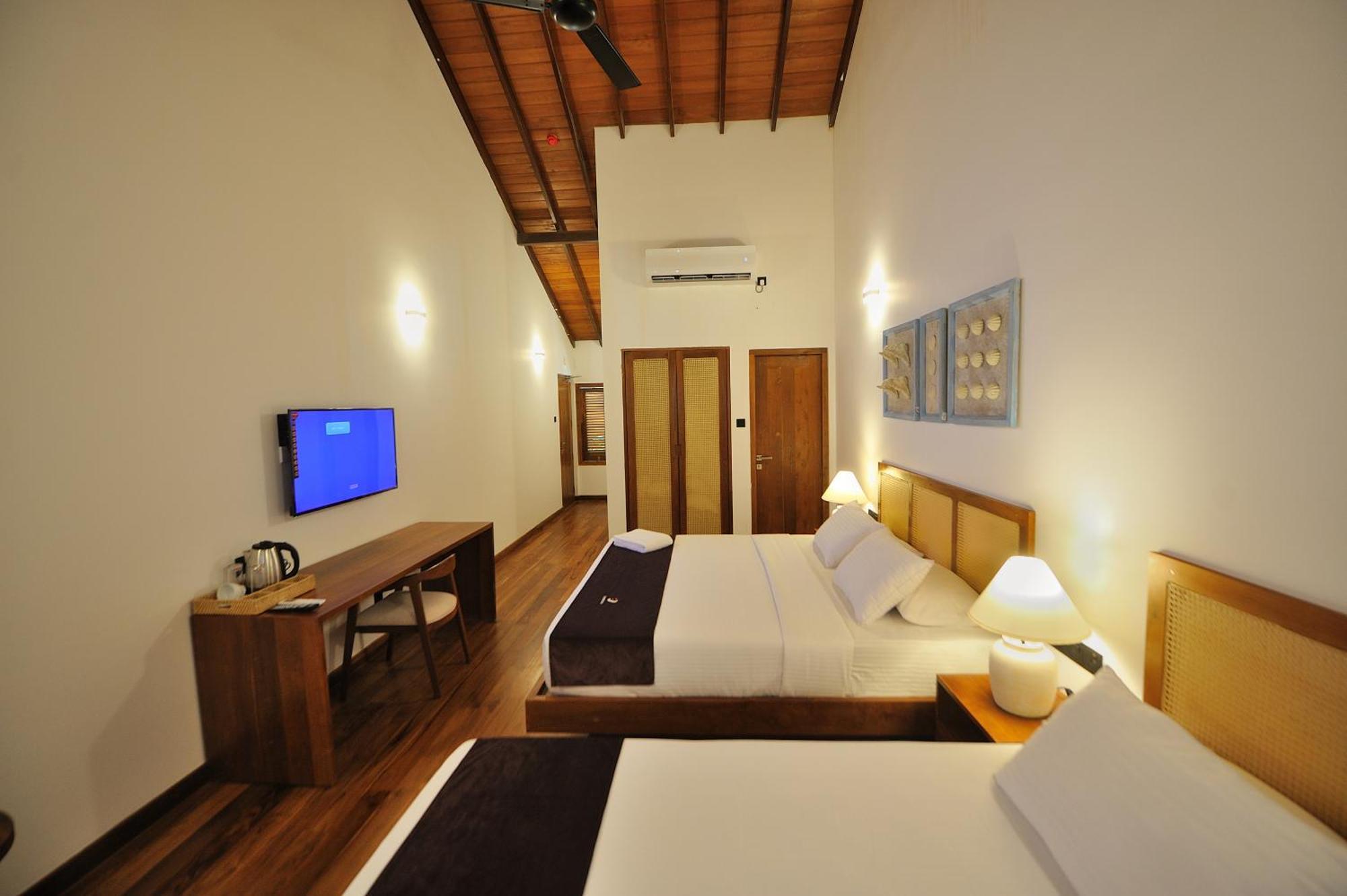 Tantalize Beach Hikkaduwa Bagian luar foto